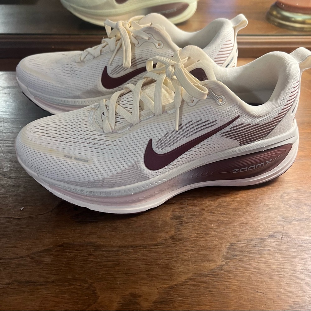 Nike Womens Air Zoom Vomero 18 HM6804-108 Red Running Shoes Sneakers Size 9.5